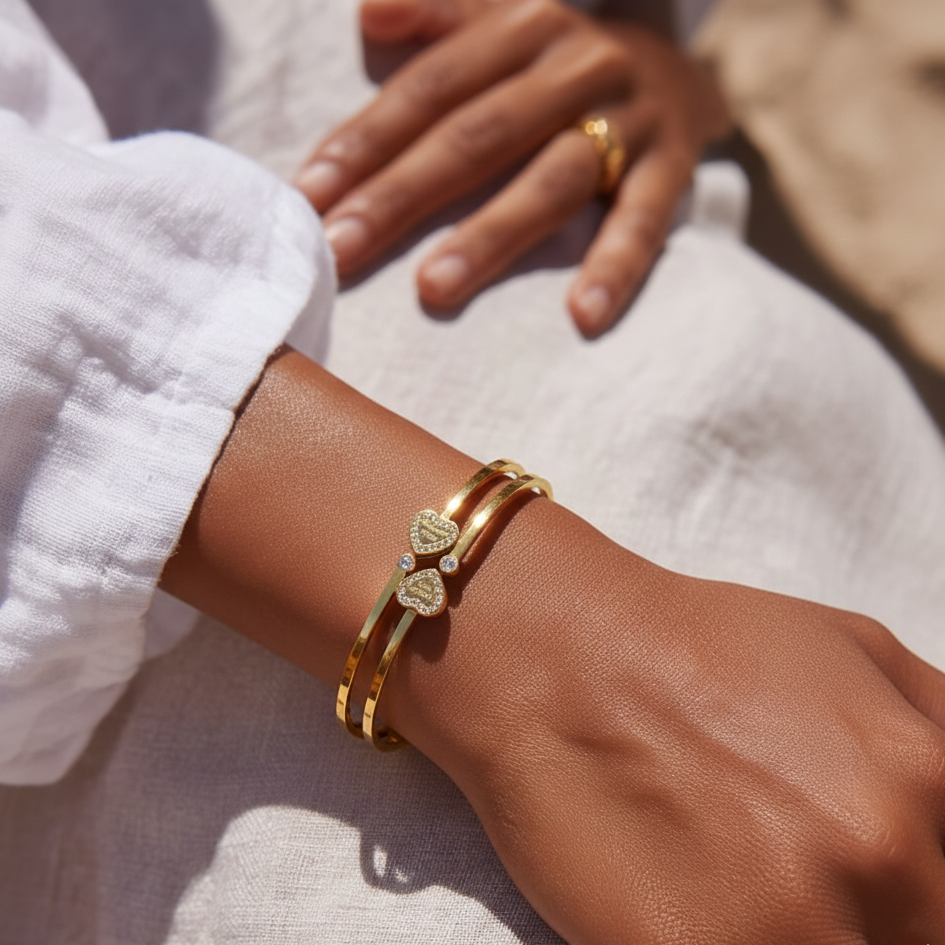 سوار أمورا بتصميم القلب - مقاس حر، مقاوم للصدأ، مصنوع من الفولاذ المطلي بالذهب عيار 18 قيراطًا