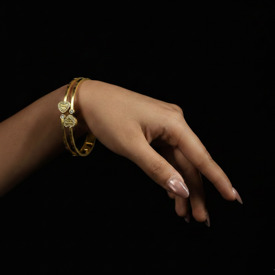 سوار أمورا بتصميم القلب - مقاس حر، مقاوم للصدأ، مصنوع من الفولاذ المطلي بالذهب عيار 18 قيراطًا