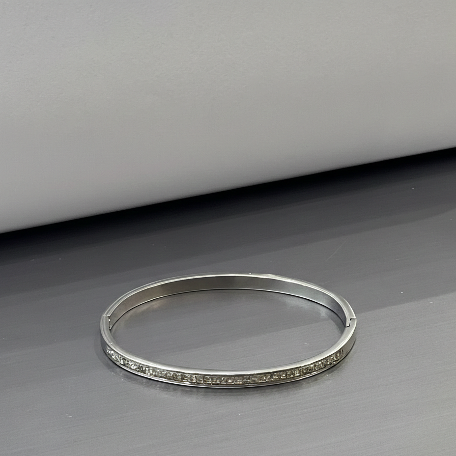 سوار أورا من الفضة عيار 18 قيراطًا ومرصع بالكامل بالزركون المقاوم للتشوه