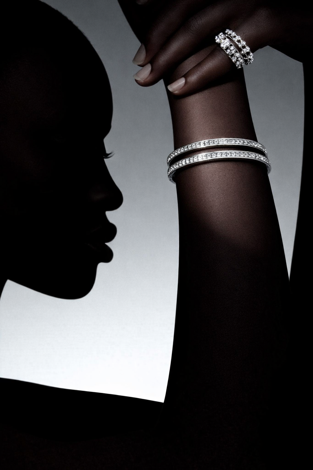 سوار أورا من الفضة عيار 18 قيراطًا ومرصع بالكامل بالزركون المقاوم للتشوه