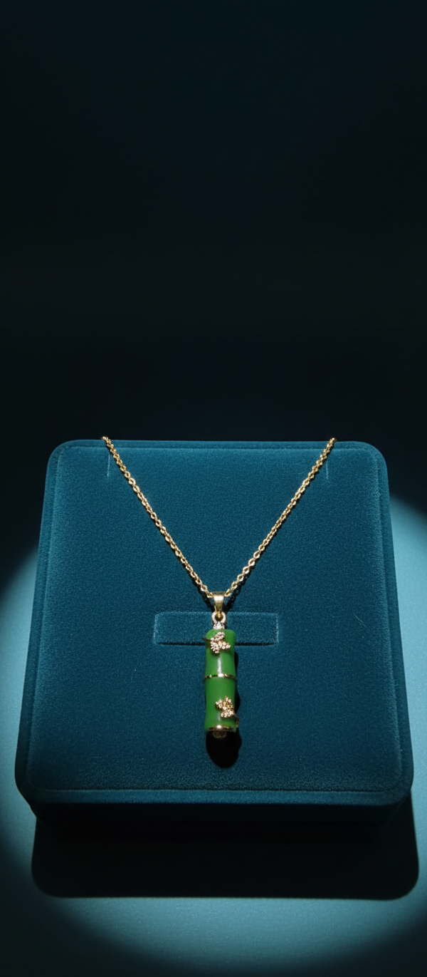 تميمة من الخيزران الزمردي - قلادة مطلية بالذهب عيار 18 قيراطًا ومطلية بالمينا الخضراء المقاومة للتشوه