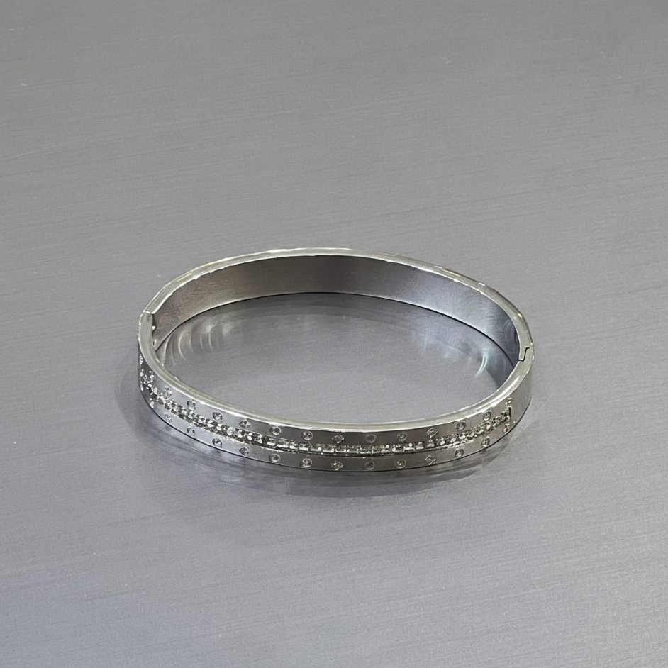 سوار مرصع بالكريستال اللامع باللون الأسود الداكن، مقاوم للتشوه