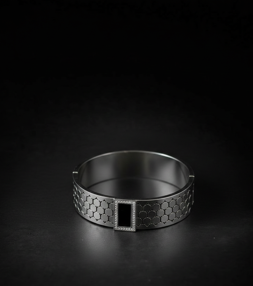 Luminous Clover Medallion –Black Mother-of-Pearl & 18K Gold Plated Stainless Steel