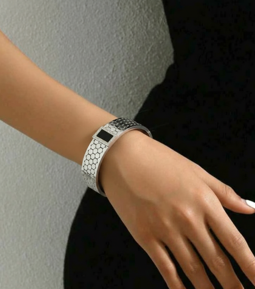 Luminous Clover Medallion –Black Mother-of-Pearl & 18K Gold Plated Stainless Steel